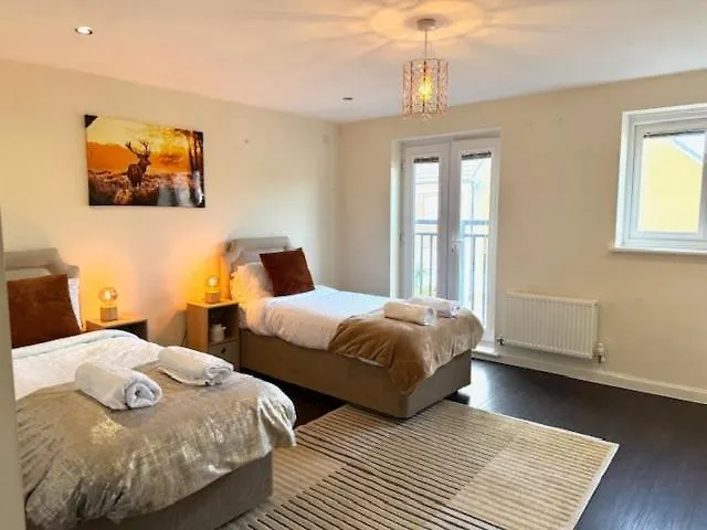 Comfortable 3 Bed Away From *