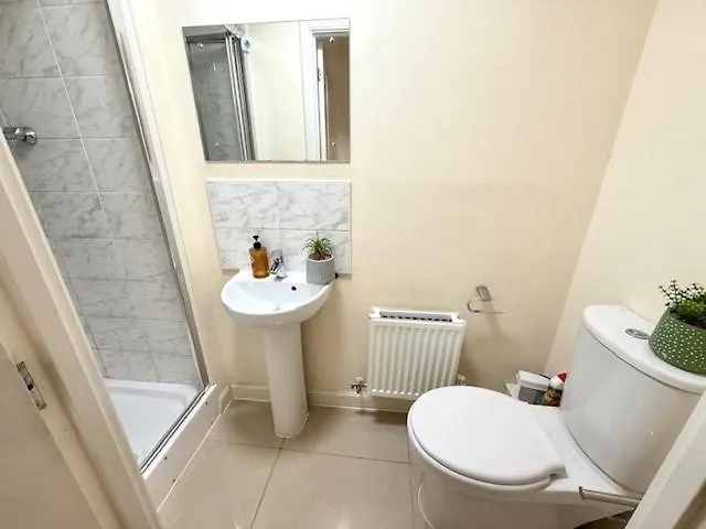 Comfortable 3 Bed Away From בריסטול