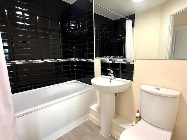 Comfortable 3 Bed Away From *